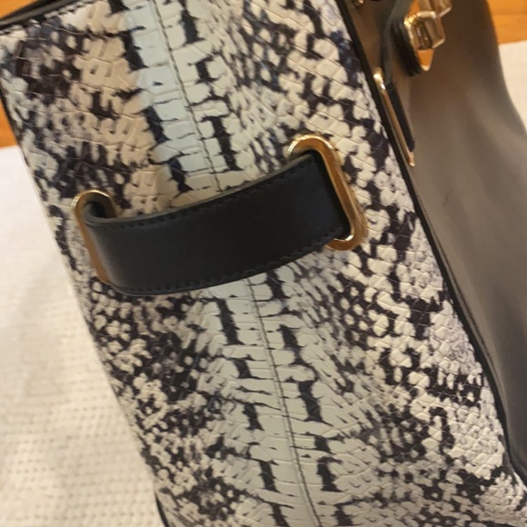 Gorgeous handbag  practically new - Picture 2 of 4